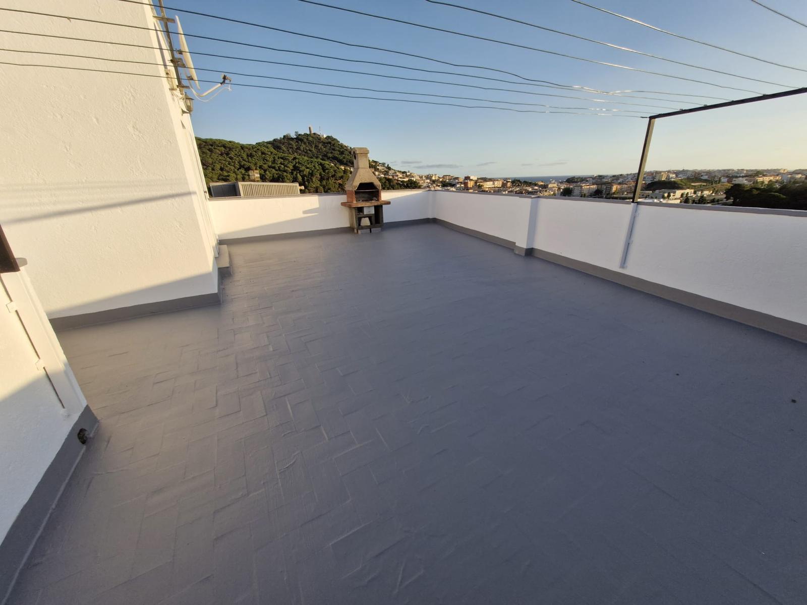 Terraza impermeabilizada con membrana gris continua y vistas despejadas